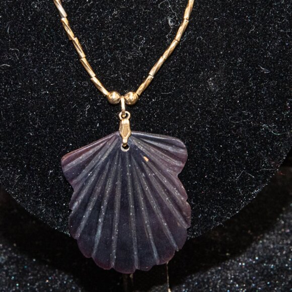16" Gold Filled Chain with Black Mother of Pearl carved Scallop Shell - Picture 1 of 3